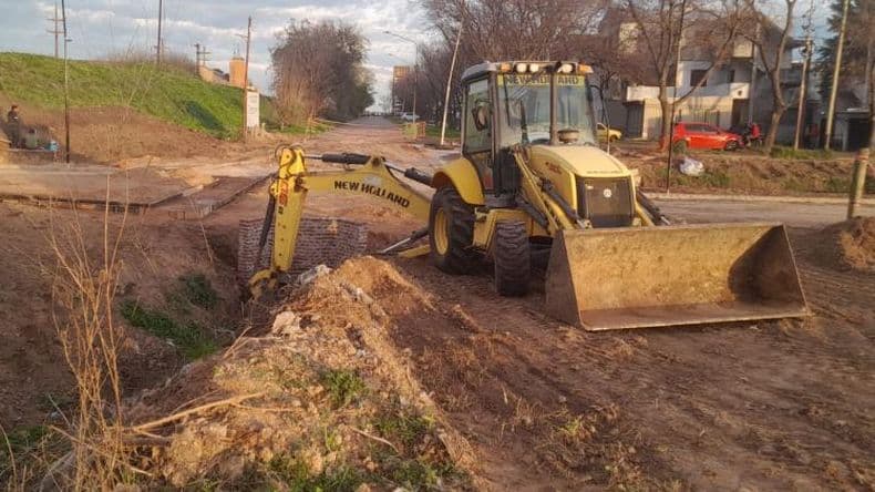 Realizan la limpieza de desagües pluviales y canales a cielo abierto