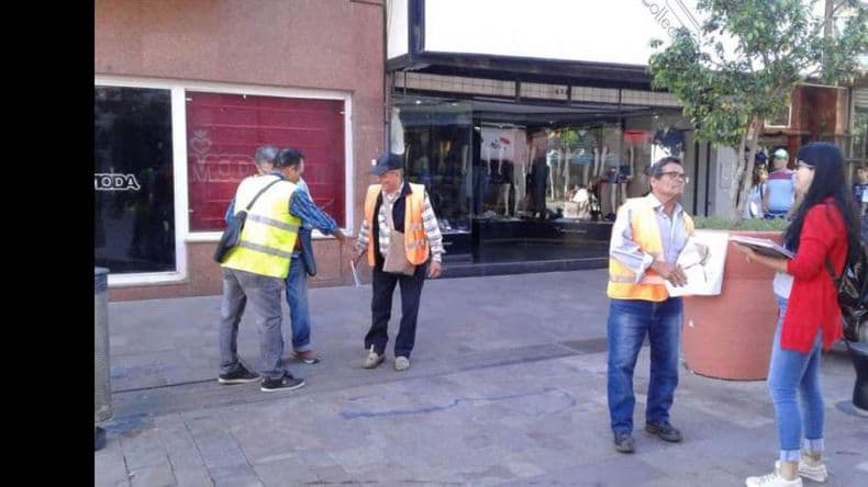 Vendedores de boletas de estacionamiento juntan firmas pidiendo por su fuente laboral