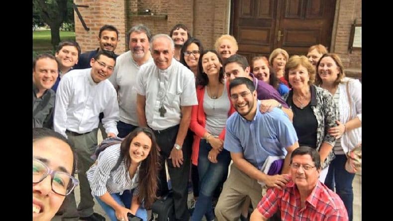 Misión Juvenil Emaús, jóvenes de la organización desarrollaron una reunión