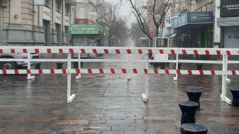 Fin al porfido en los cruces de la Peatonal: están haciendo los arreglos con hormigón y materiales resistentes