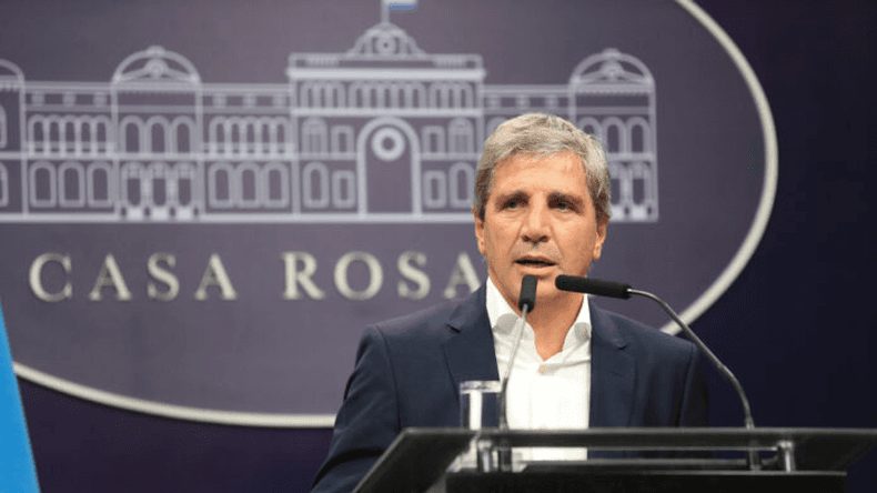 Dólares para todos: la jugada secreta que prepara Caputo