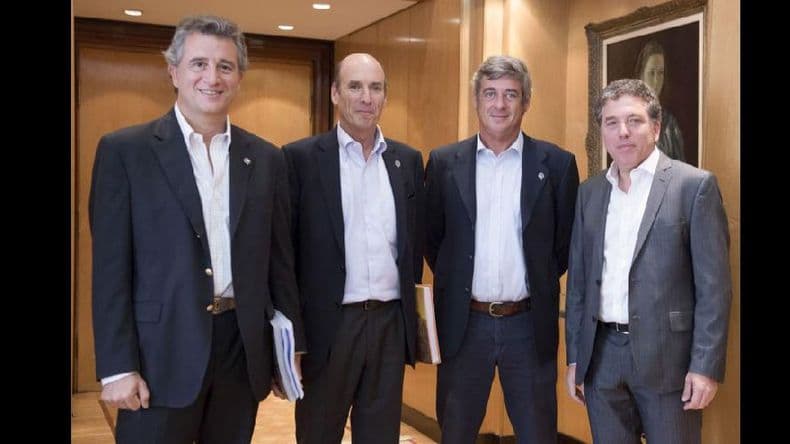 Dujovne recibió el pedido de la Rural de trabajar sobre la competitividad del agro