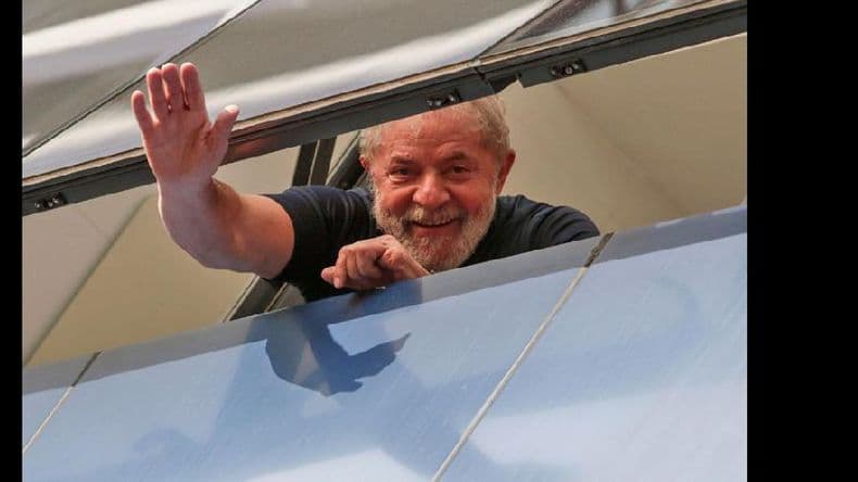 Lula se entregó a la policía para purgar una pena de 12 años de cárcel