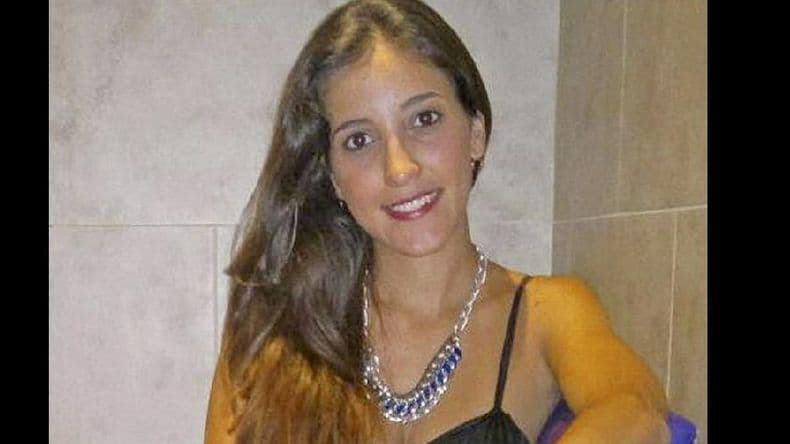 Una candidata a reina de la belleza fue apuñalada por su novio y está grave
