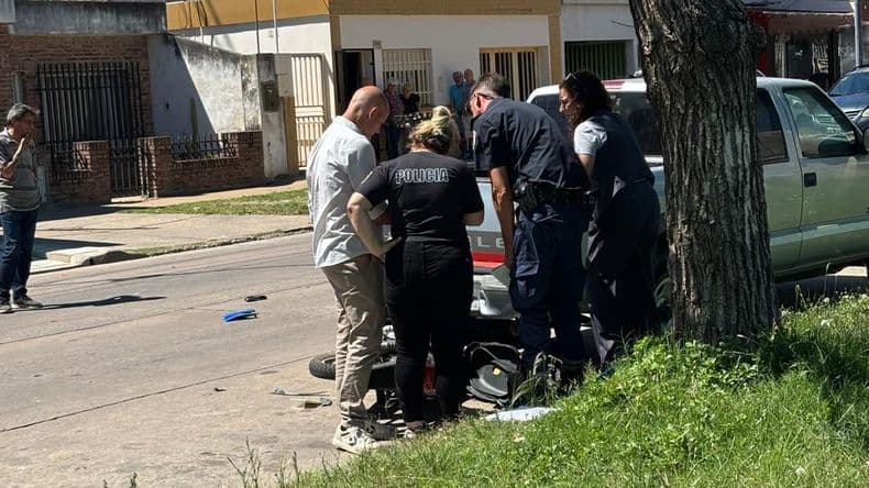 Murió la joven que chocó en moto contra un camión que estaba detenido en el semáforo del carril contrario