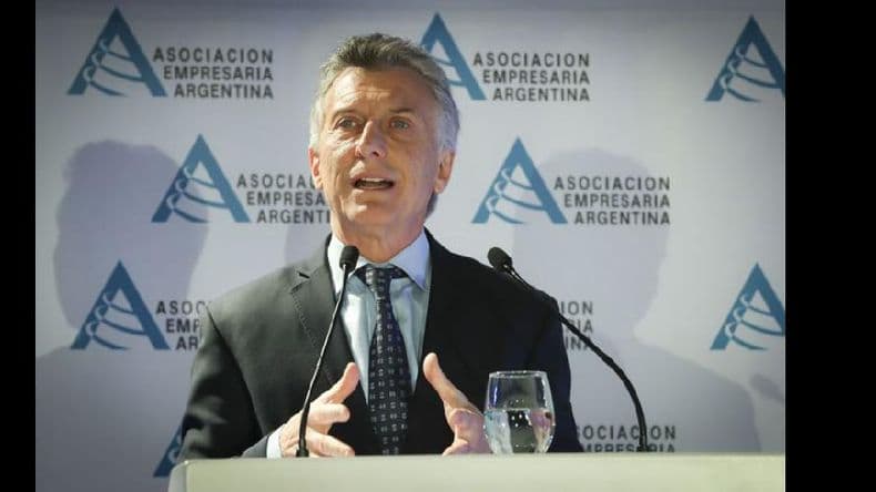 Ante empresarios, Macri admitió que el control del dólar no le gusta