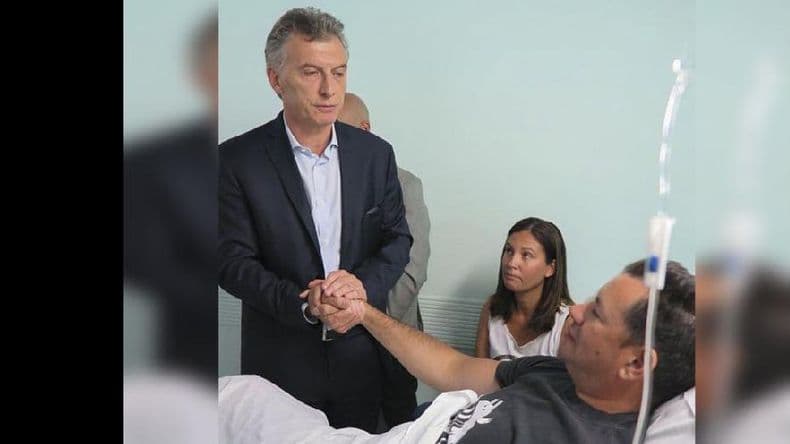 Mauricio Macri visitó a los policías heridos