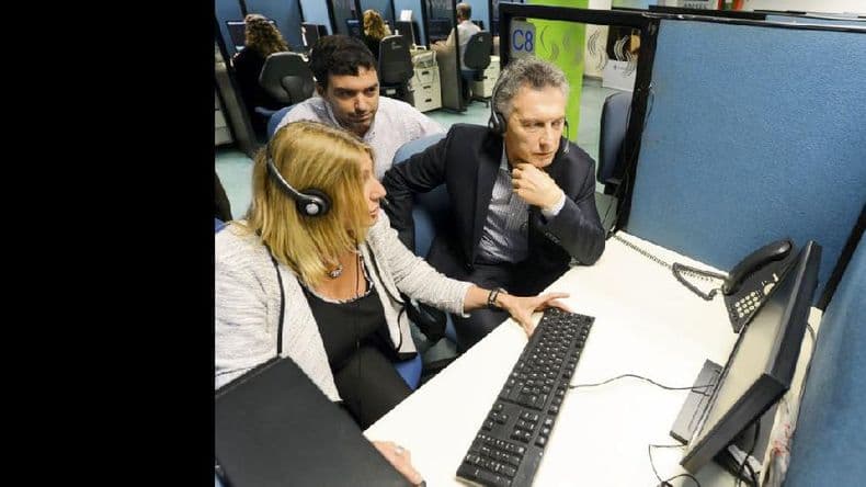 Macri visitó un “call center” de la Anses y atendió llamados