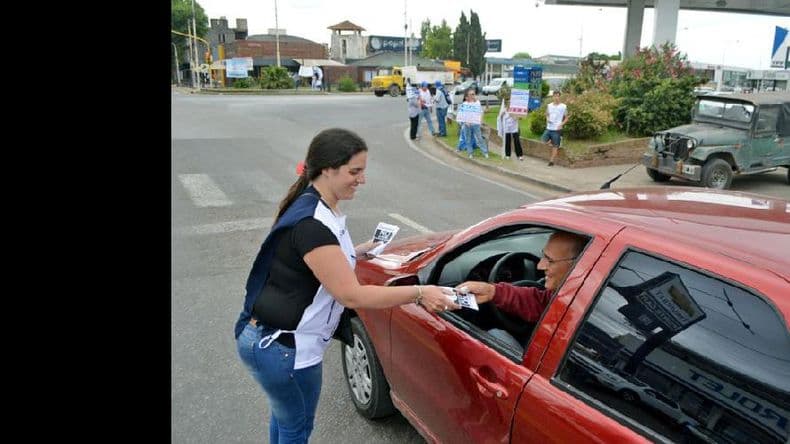 Docentes de Pergamino y la zona entregaron folletos en el Cruce de Caminos