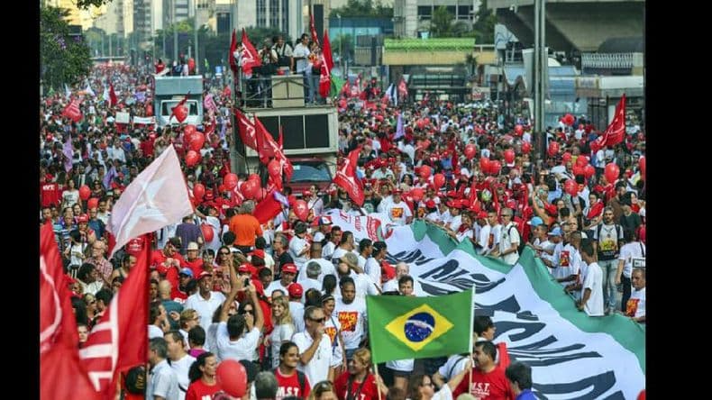 Lula da Silva al frente de la manifestación para defender al gobierno de Rousseff