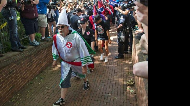 Marcha del Ku Klux Klan en una ciudad de EE. UU.