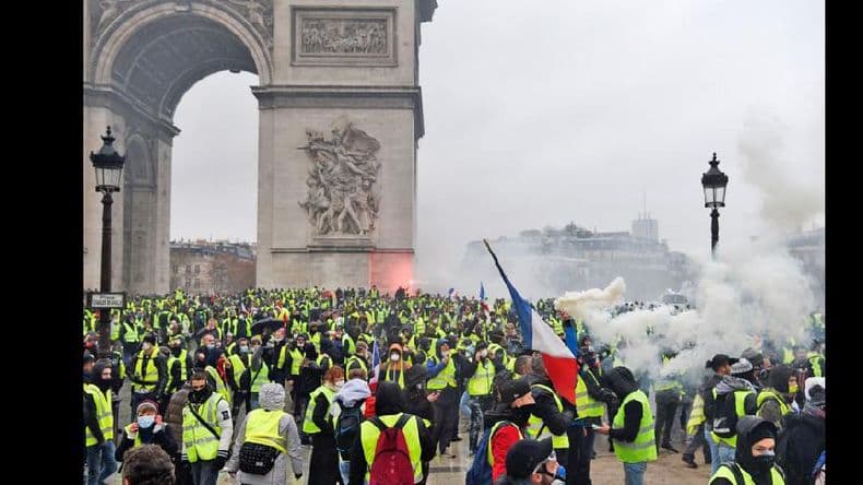 Violentos enfrentamientos en París en una nueva protesta contra Macron