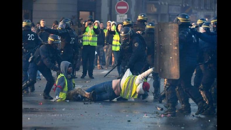 Protesta ciudadana contra Macron en Francia por el alza de combustibles