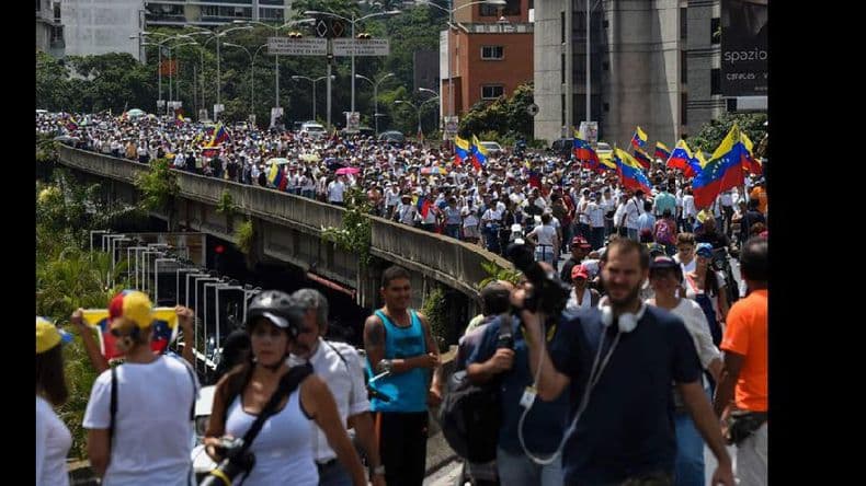 Una marcha de mujeres exige en Caracas el referendo revocatorio