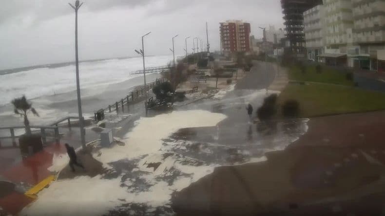 Preocupación en la costa bonaerense: el mar avanza y una sudestada encendió la alarma