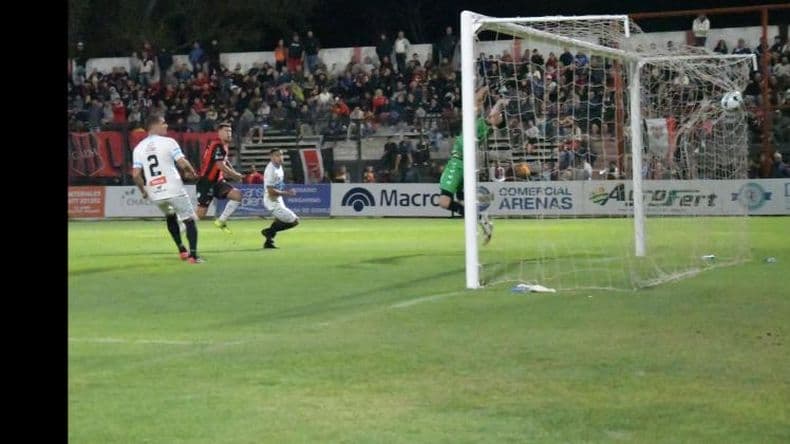 Douglas ganó y es puntero en soledad del Torneo Federal A
