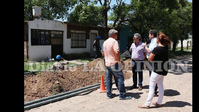Martínez supervisó obras de cloacas y agua en los barrios Otero y San José