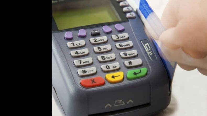 Jubilados y AUH: extienden el reintegro del 15% para compras con tarjeta de débito