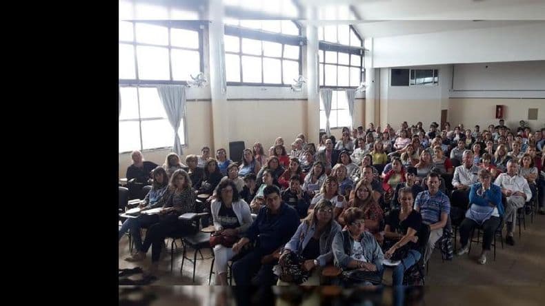 Auxiliares de la Educación en una charla sobre la legislación laboral que los rige