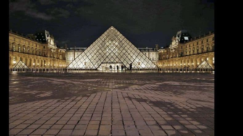Un hombre atacó con un machete a militares en el Louvre de París