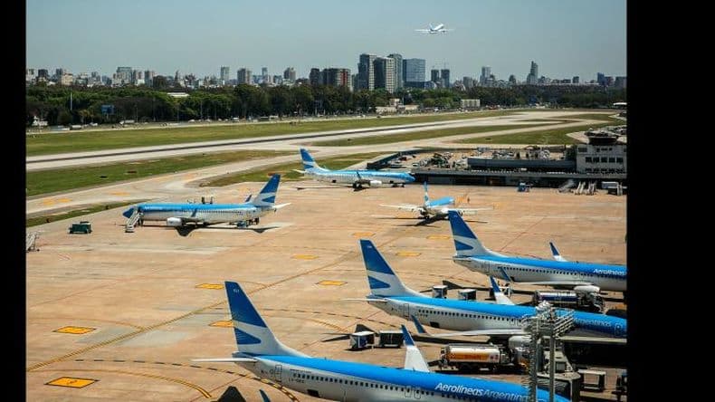 Por las tormentas eléctricas, más de 50 vuelos afectados en Aeroparque y Ezeiza