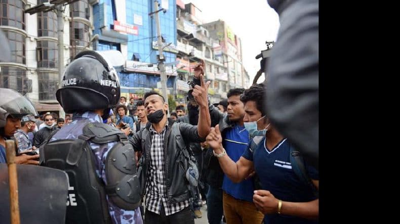La policía de Nepal interviene para contener la ira de los supervivientes del sismo
