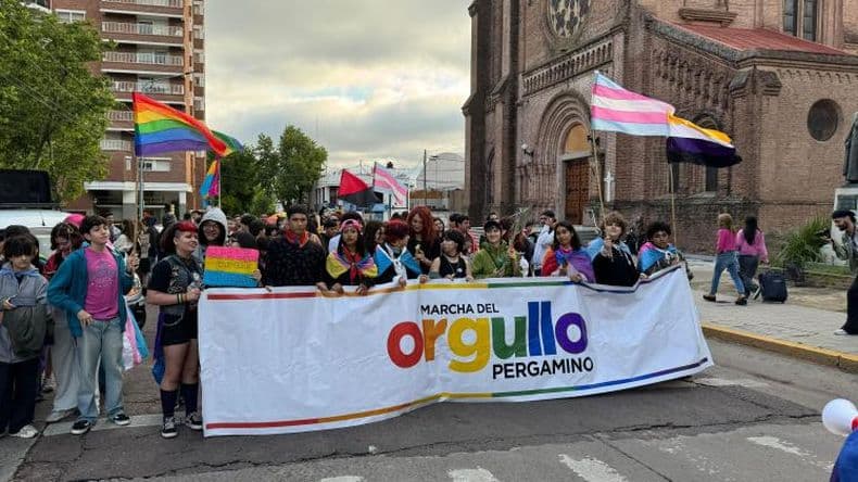 Portando banderas arcoiris, más de mil personas participaron de la Marcha del Orgullo