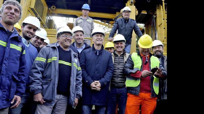 El presidente visitó a obreros que trabajan en la electrificación del Roca