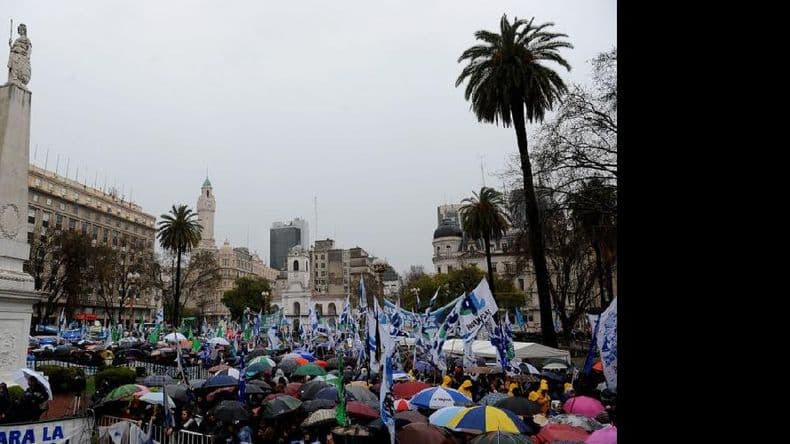Hebe de Bonafini y Máximo Kirchner cerraron la Marcha de la Resistencia
