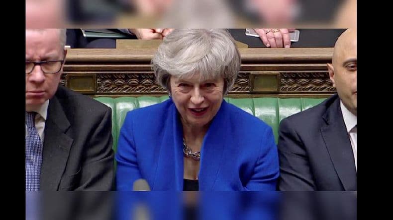 May superó ayer la moción de censura del Parlamento