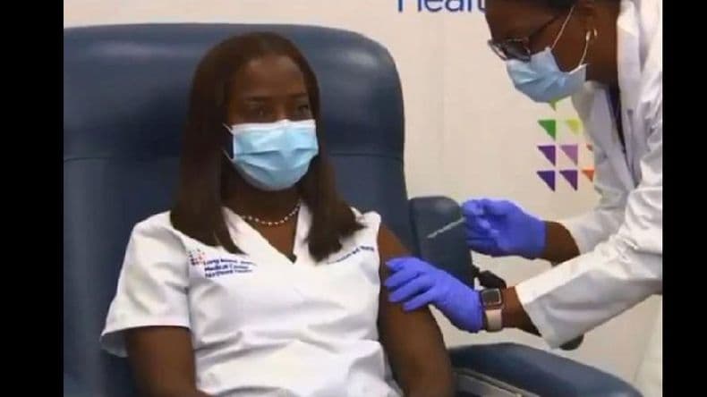 Una enfermera de Nueva York fue la primera en recibir la vacuna de Pfizer contra el coronavirus en EE.UU.
