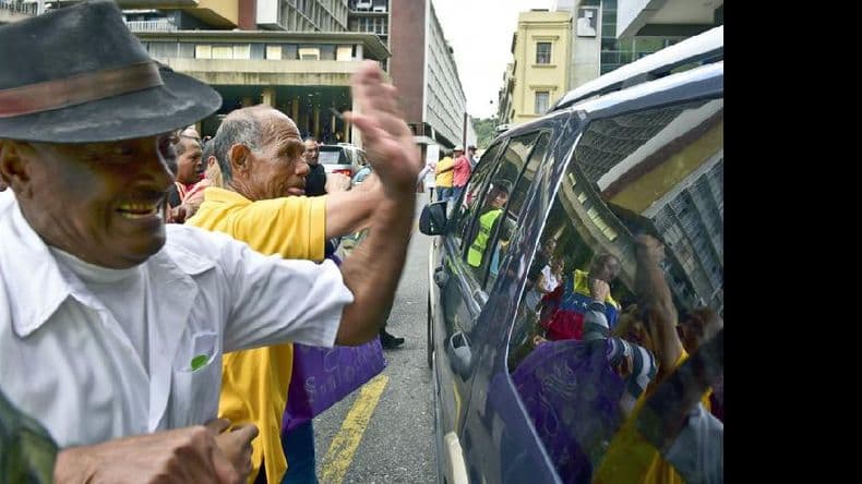 La oposición venezolana tomará control legislativo en tensión con el gobierno