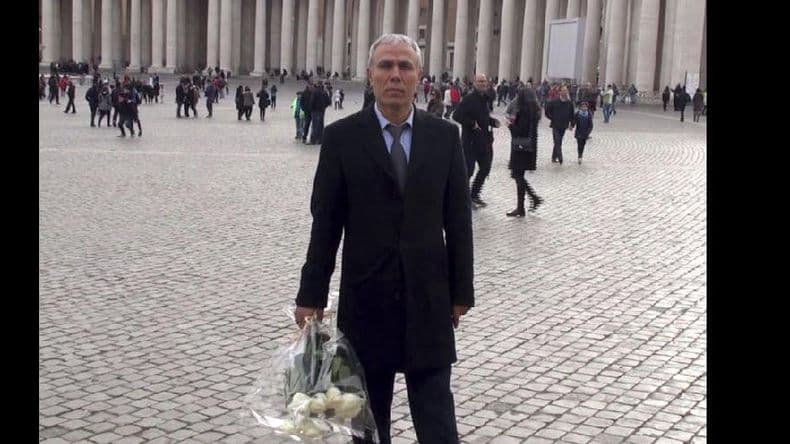El turco que intentó matar a Juan Pablo II dejó flores en su tumba