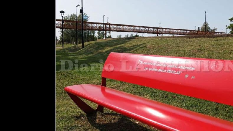 Bancos rojos para recordar y visibilizar la violencia de género