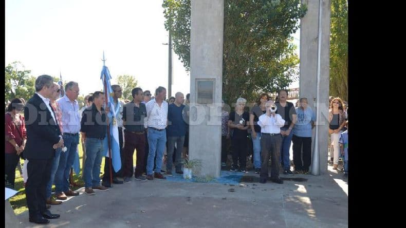 Flores blancas en honor a los héroes pergaminenses