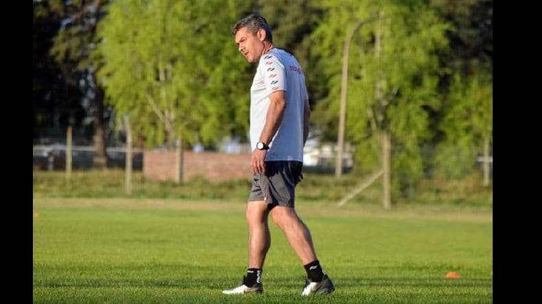 Sergio Arias define el equipo titular de Douglas Haig para el domingo