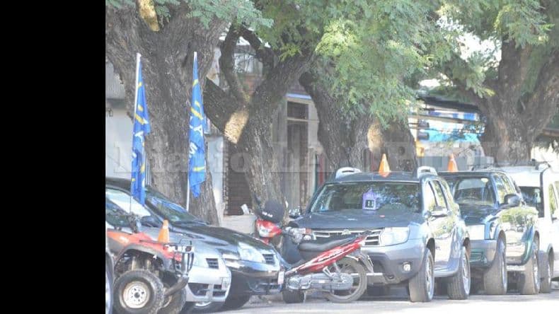 Vehículos estacionados en las veredas: avanza el nuevo reglamento