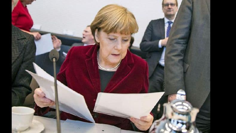 Grecia recibe dinero fresco y comienza a negociar un nuevo plan de rescate