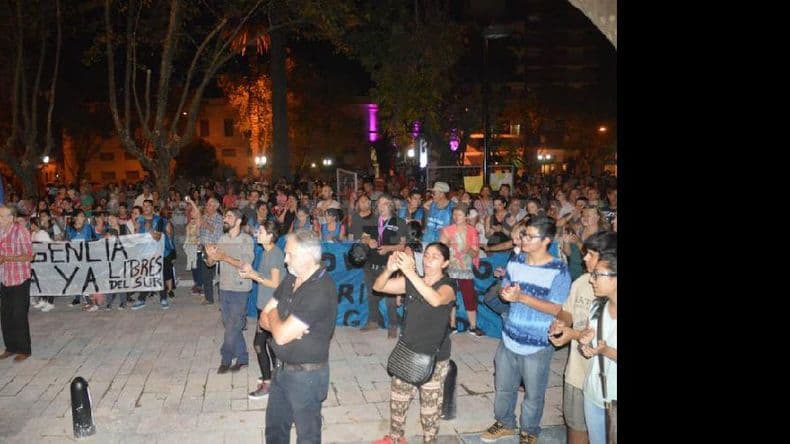 Manifestación en la Plaza Merced por los tarifazos y tensa sesión en el Concejo