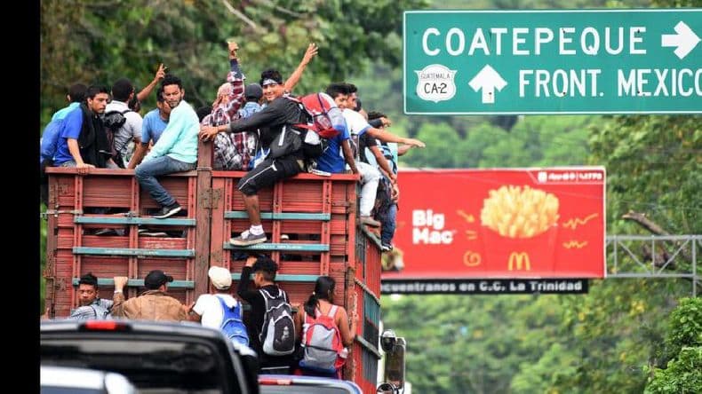La caravana de migrantes hondureños logró cruzar a México camino a EE.UU.