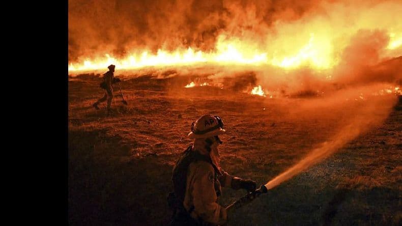 Más de 1.000 hogares fueron destruidos por los incendios que continúan en California