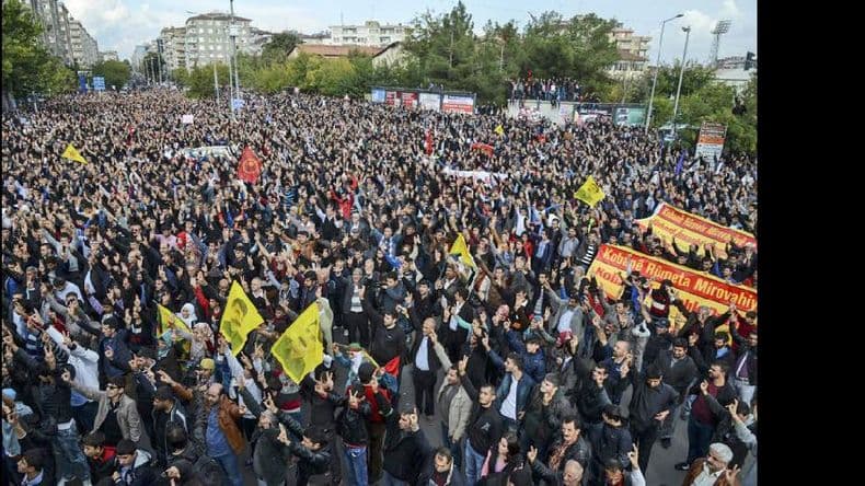 Los combatientes kurdos iraquíes se preparan para la batalla de Kobane
