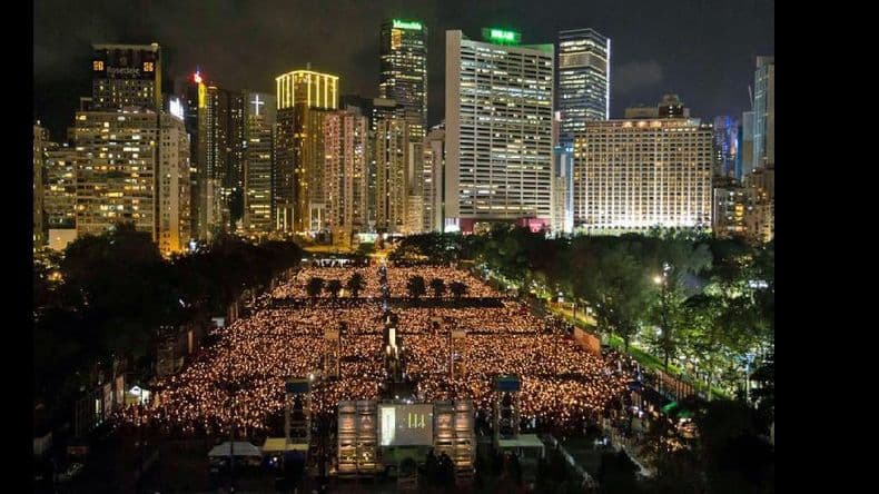 Miles de personas rindieron homenaje en Hong Kong a las víctimas de Tiananmen