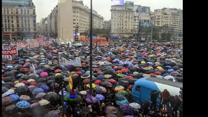 Multitudinaria marcha bajo la lluvia contra los femicidios y la violencia de género