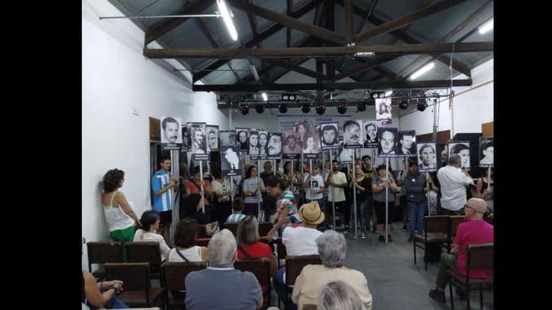 Flores blancas y "presente" para los desaparecidos en el Día de la Memoria