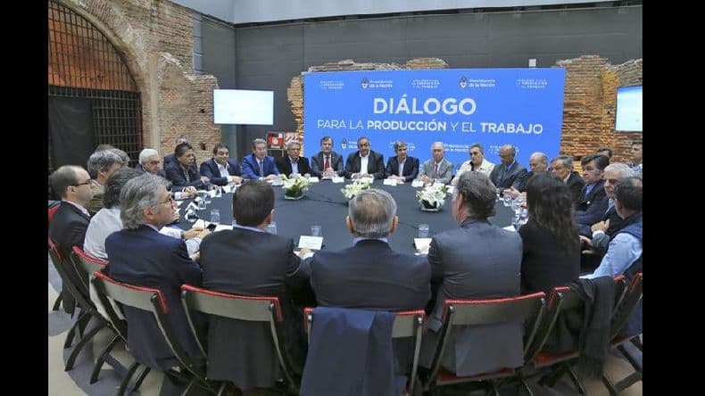 El Gobierno, la CGT y empresarios acordaron un bono de 2.000 pesos