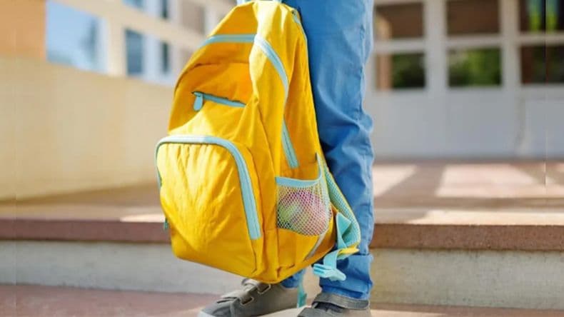 Cómo el sedentarismo y el peso de la mochila impacta en niños