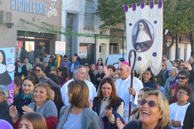 Una fiesta teñida de violeta: Pergamino abrazó a María Crescencia
