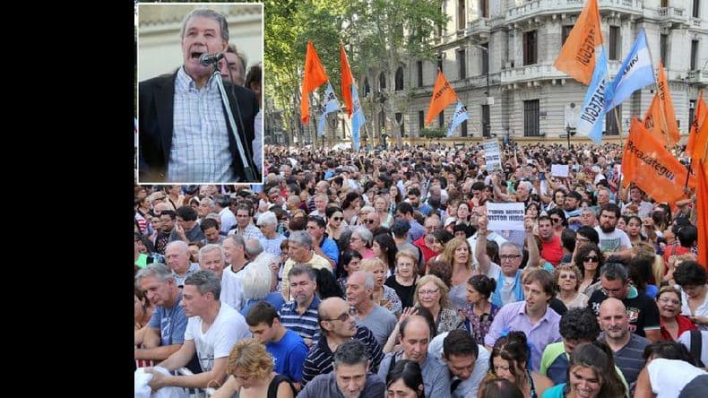 Una multitud se concentró en la Plaza de Mayo para respaldar a Víctor Hugo