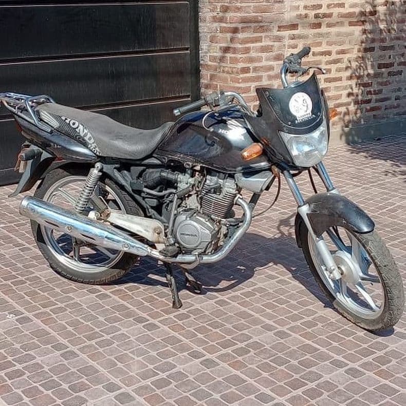 Herramienta de trabajo: a un joven mensajero le robaron la moto mientras cursaba en la Facultad de la Unnoba